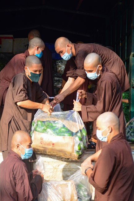 Continuing to support people in need in the Covid-19 pandemic of Hoang Phap Pagoda (series 4)